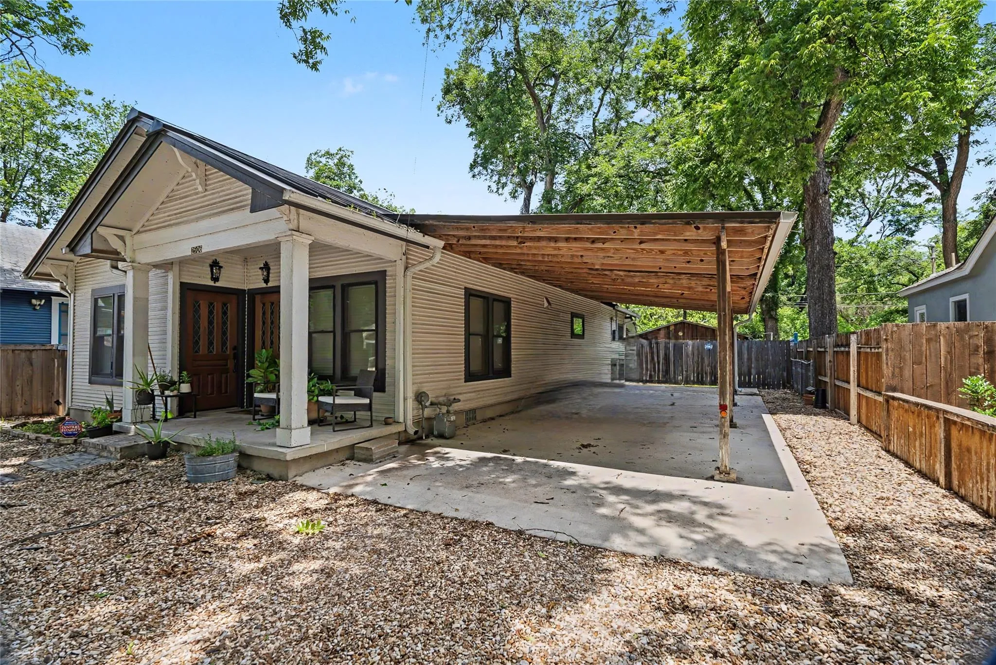 Photo 2 of 2506 E CESAR CHAVEZ ST