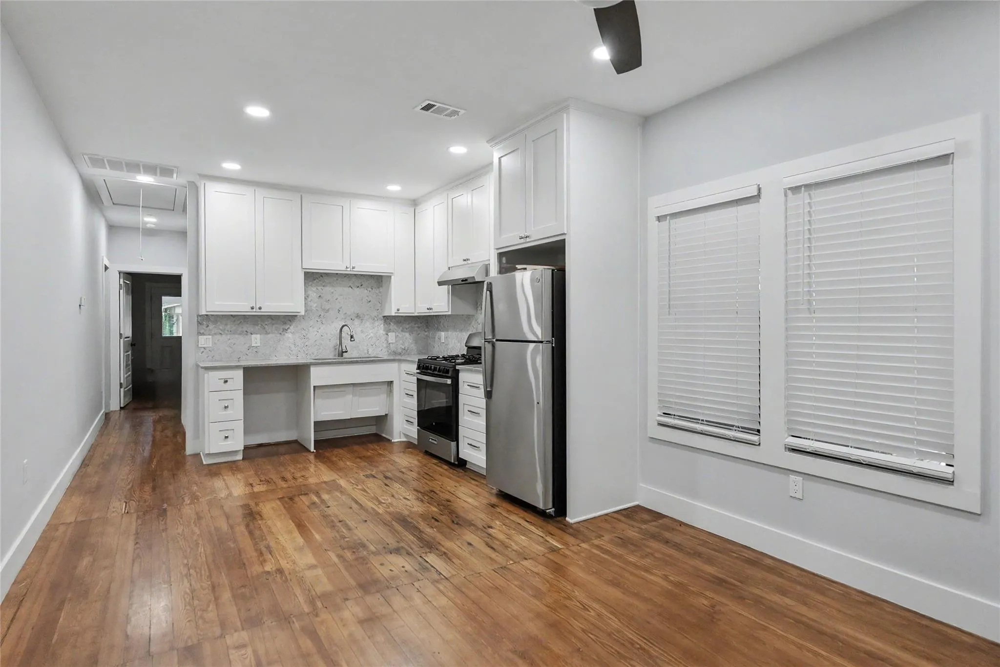 Photo 5 of 2506 E CESAR CHAVEZ ST