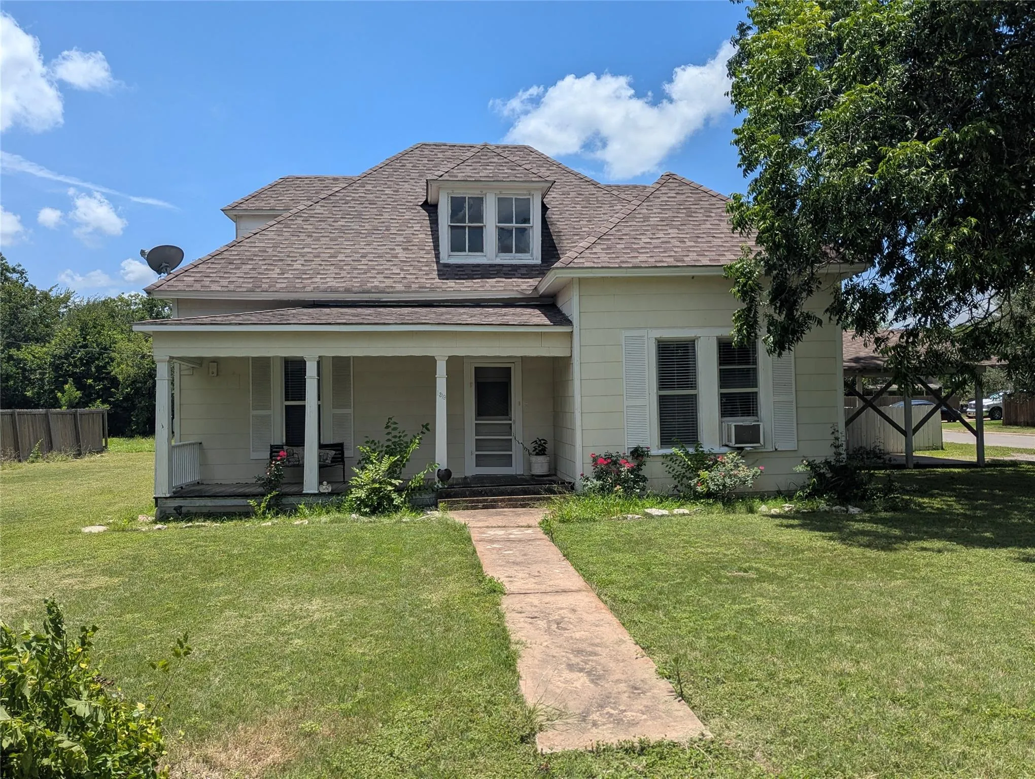 Photo of 1319 GRACE ST, Taylor, TX, 76574