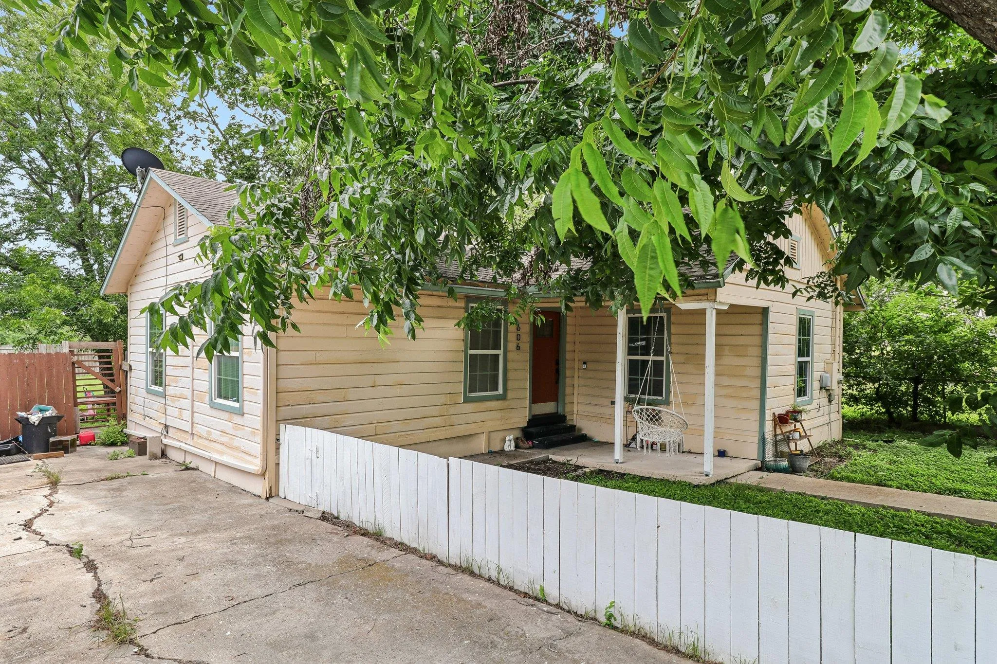 Photo 3 of 606 E PECAN ST