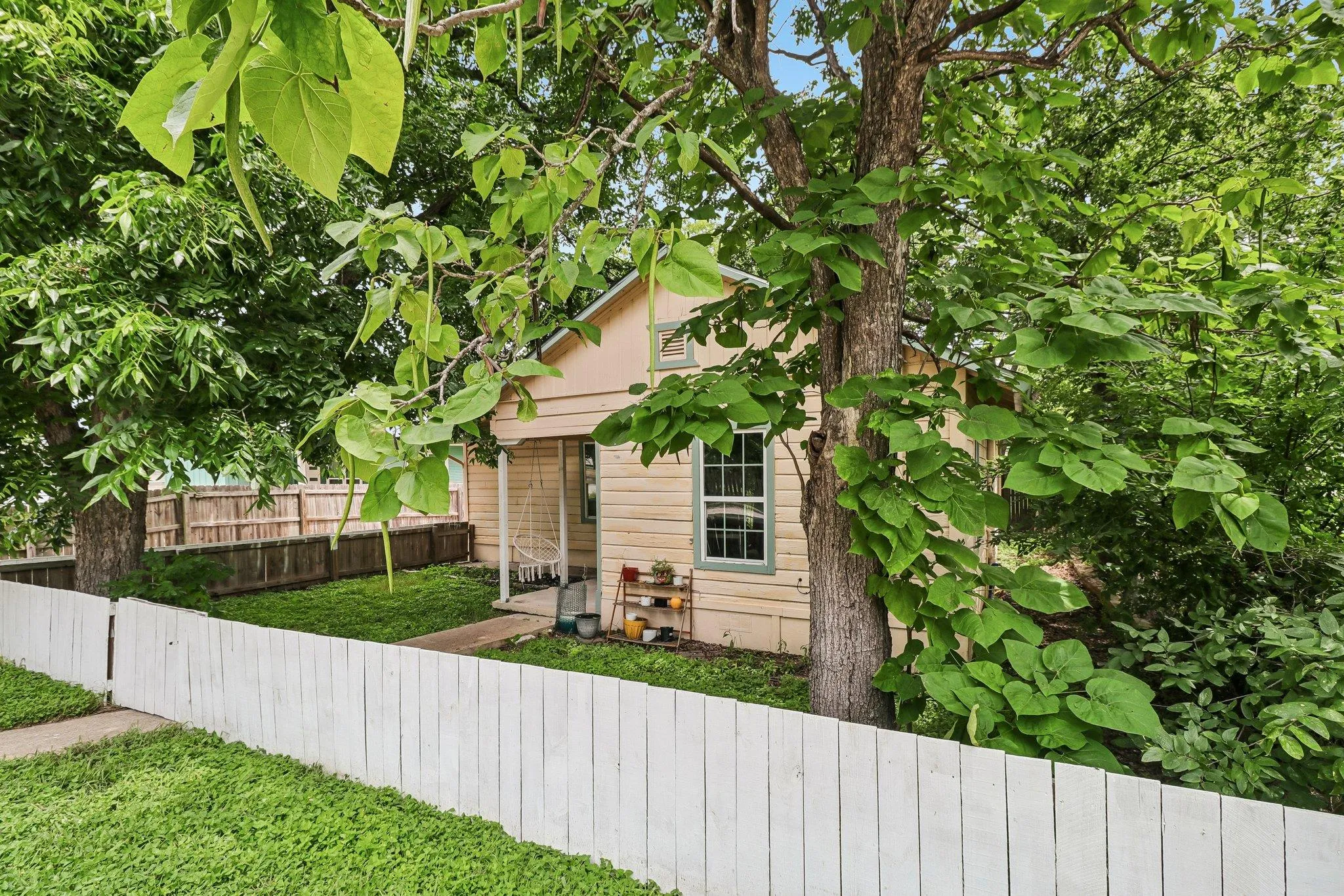 Photo 2 of 606 E PECAN ST