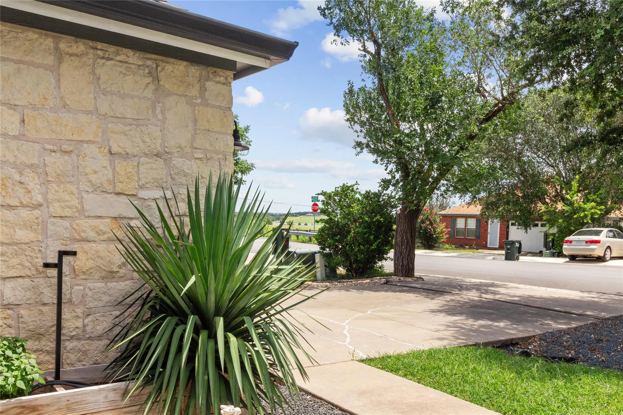 Photo 5 of 1104 HILLTOP DR