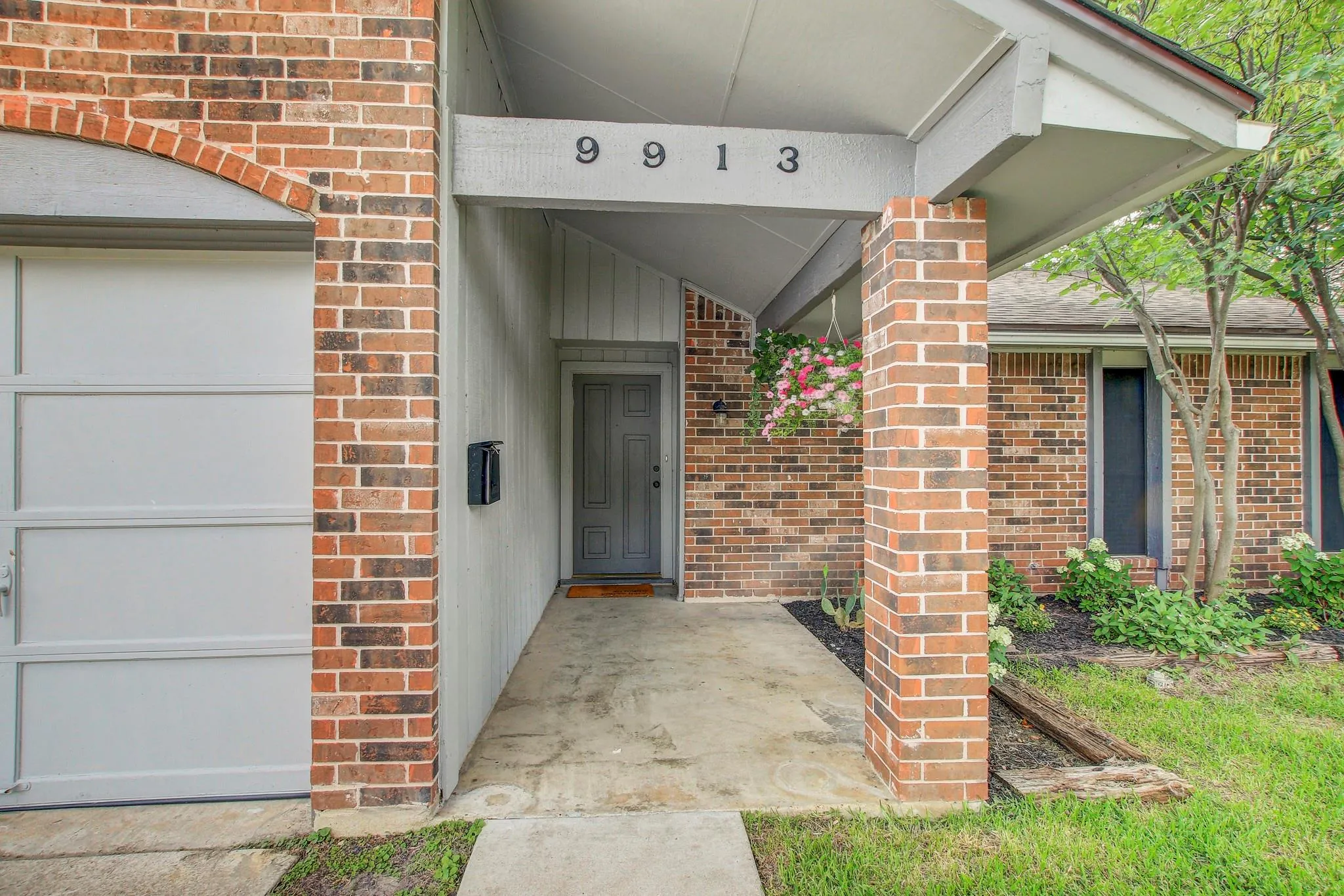 Photo 4 of 9913 OAK HOLLOW DR