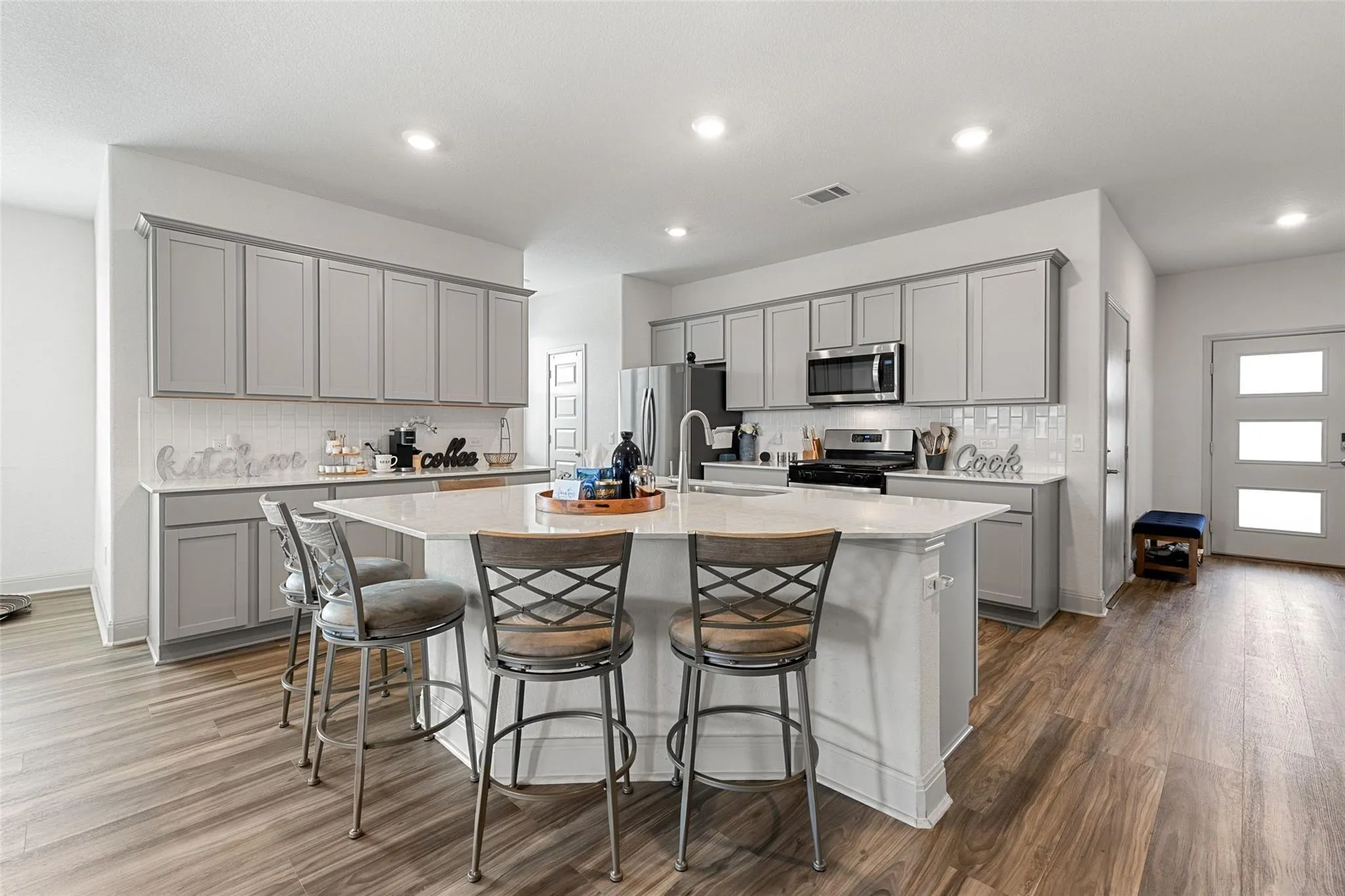Photo 3 of 16401 CORATINA DR
