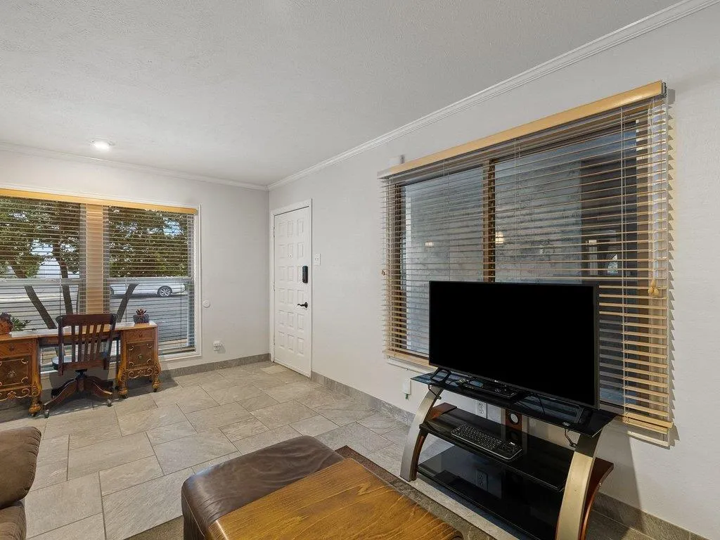 Photo 5 of 505 W 7TH ST #115