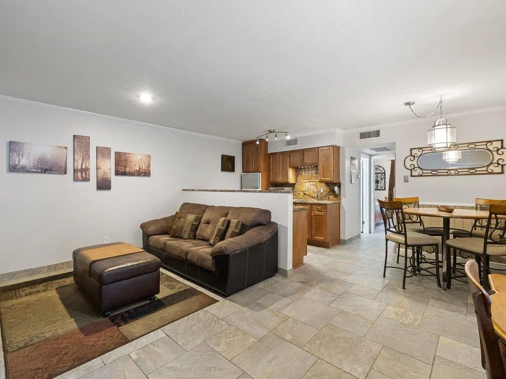 Photo 3 of 505 W 7TH ST #115