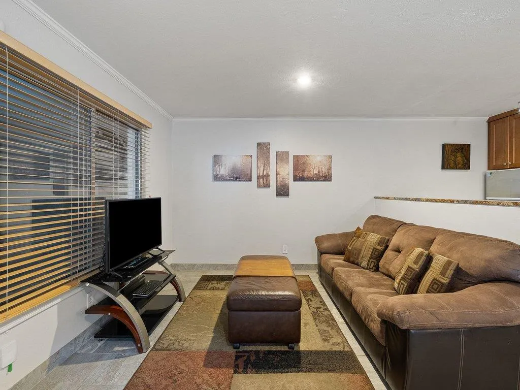 Photo 4 of 505 W 7TH ST #115