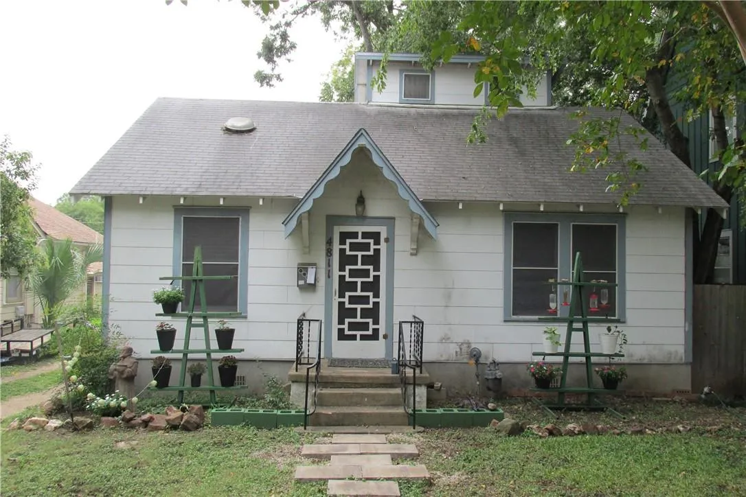 Photo 2 of 4811 RED RIVER ST