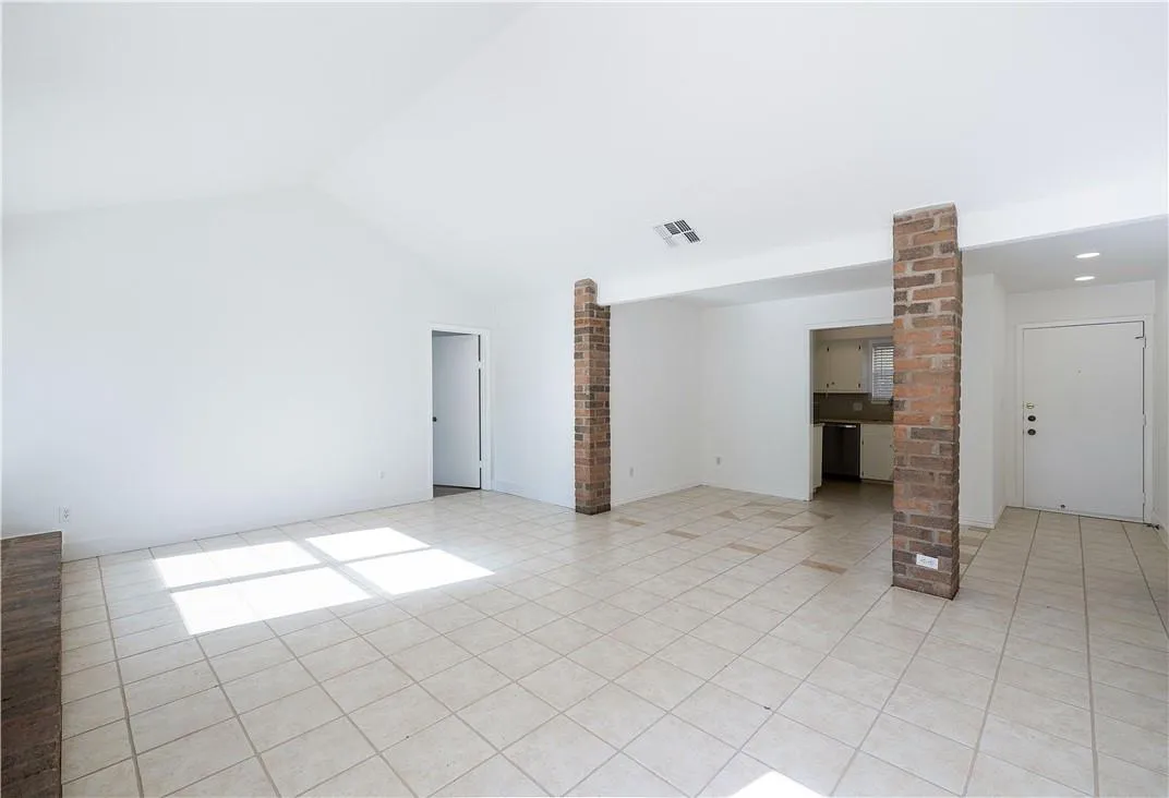 Photo 5 of 2201 SINGLETREE AVE