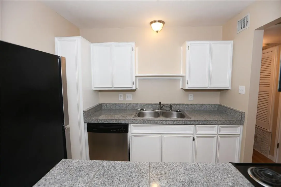Photo 4 of 400 W 35TH ST #202