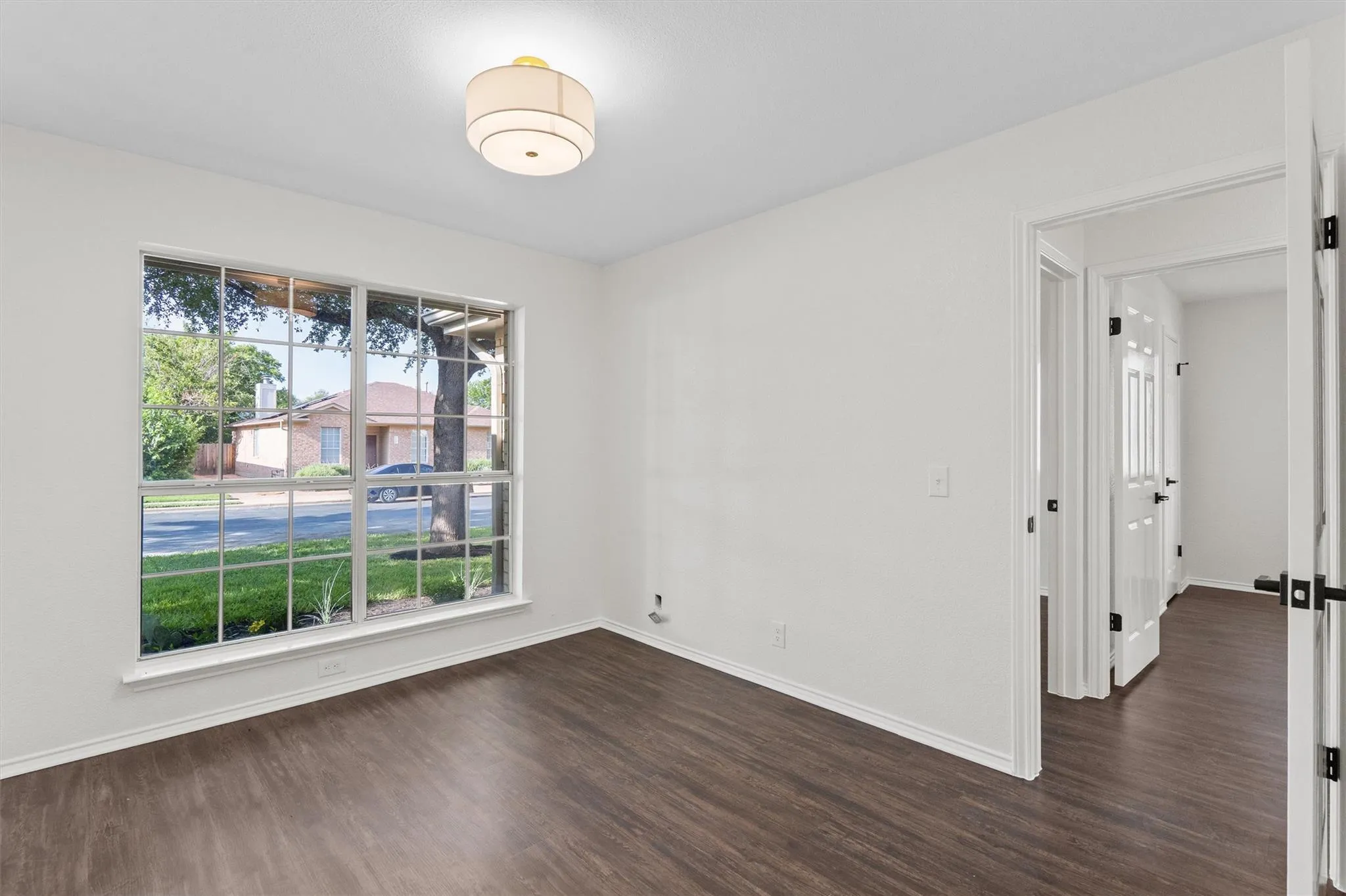 Photo 3 of 1123 THACKERAY LN