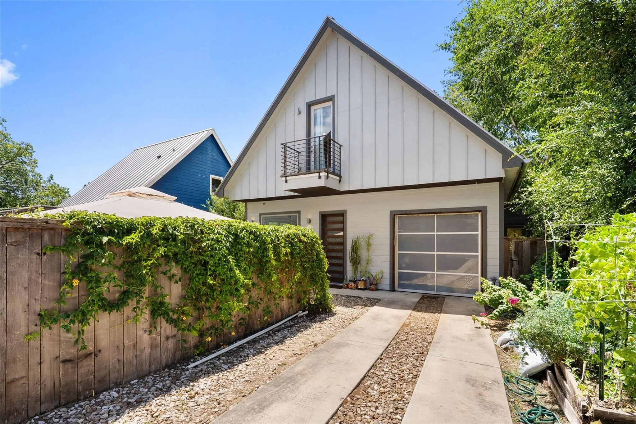 Photo of 902 CALLE LIMON RD #B, Austin, TX, 78702