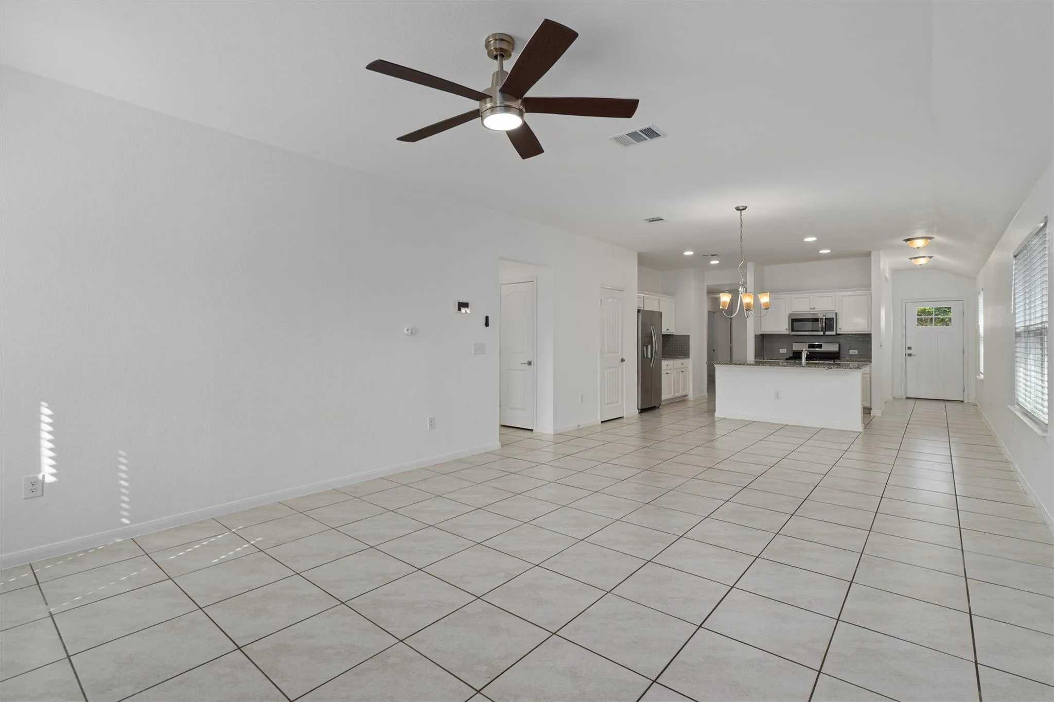 Photo 3 of 13810 GEELONG DR