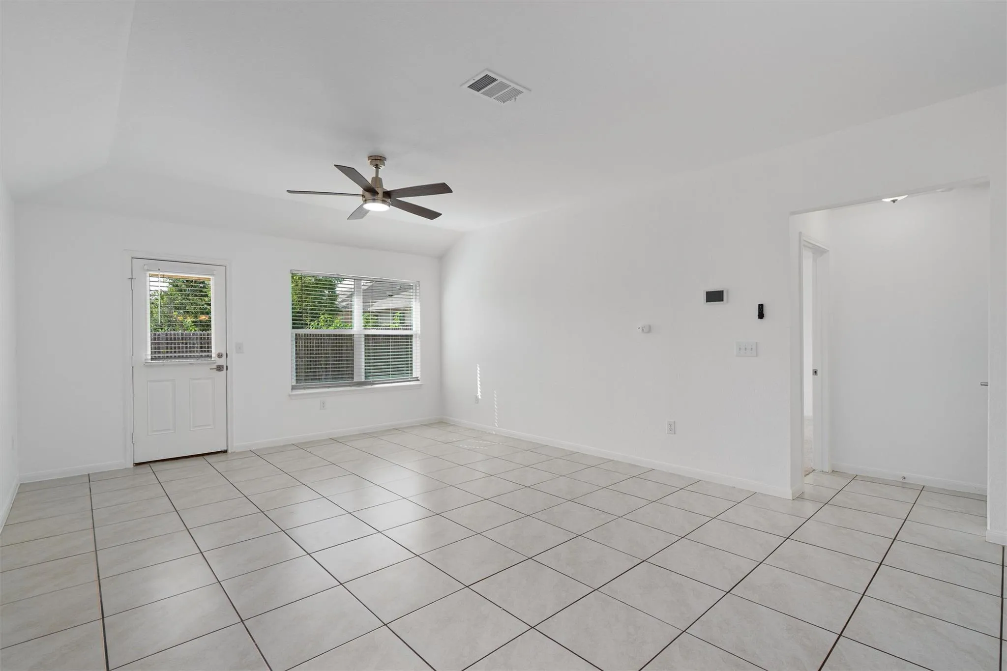 Photo 5 of 13810 GEELONG DR