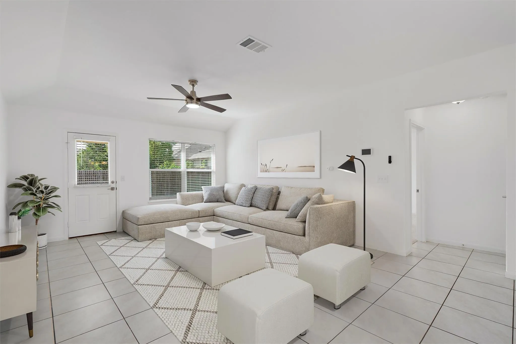 Photo 4 of 13810 GEELONG DR