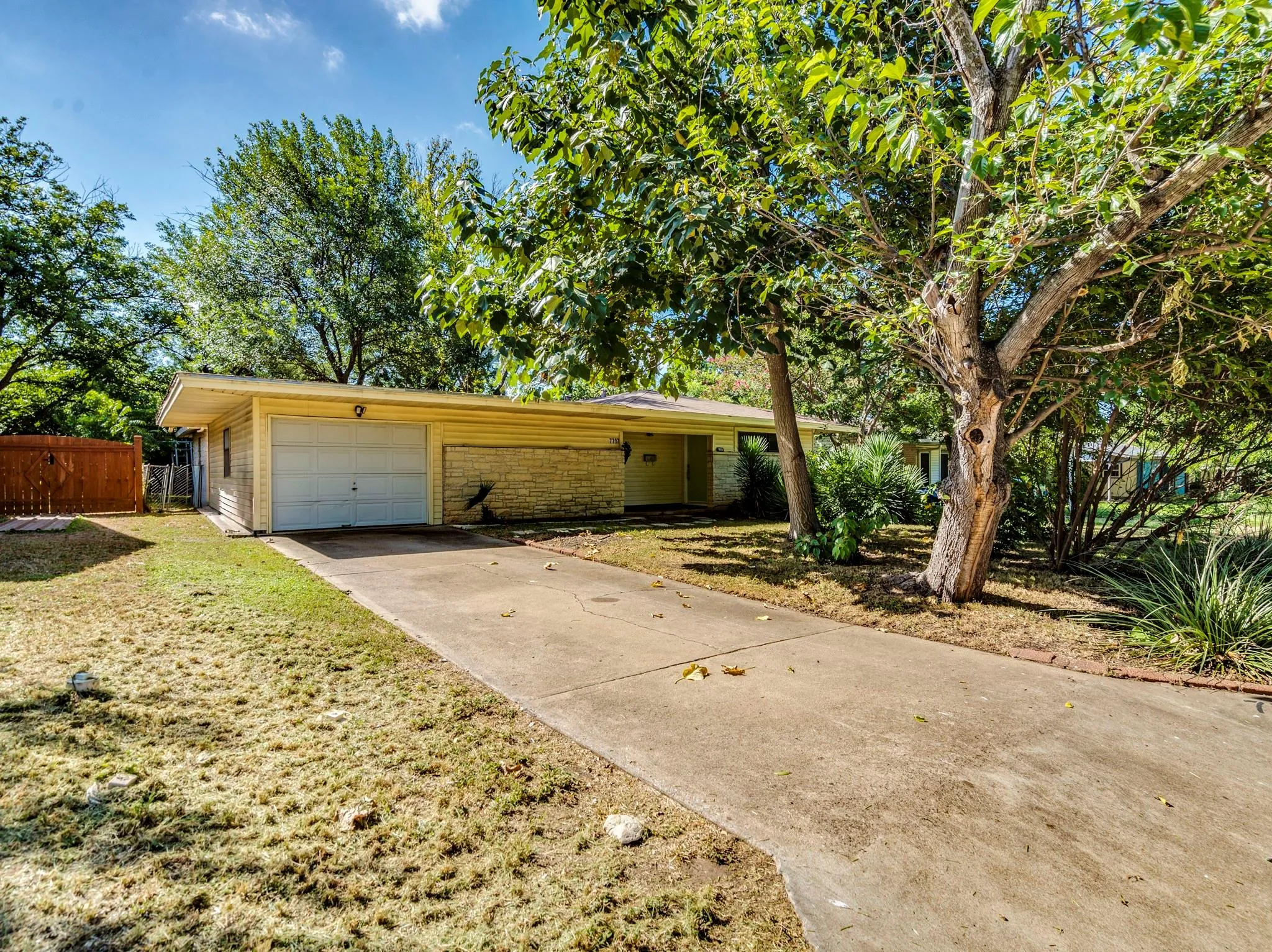 Photo 3 of 7707 TISDALE DR