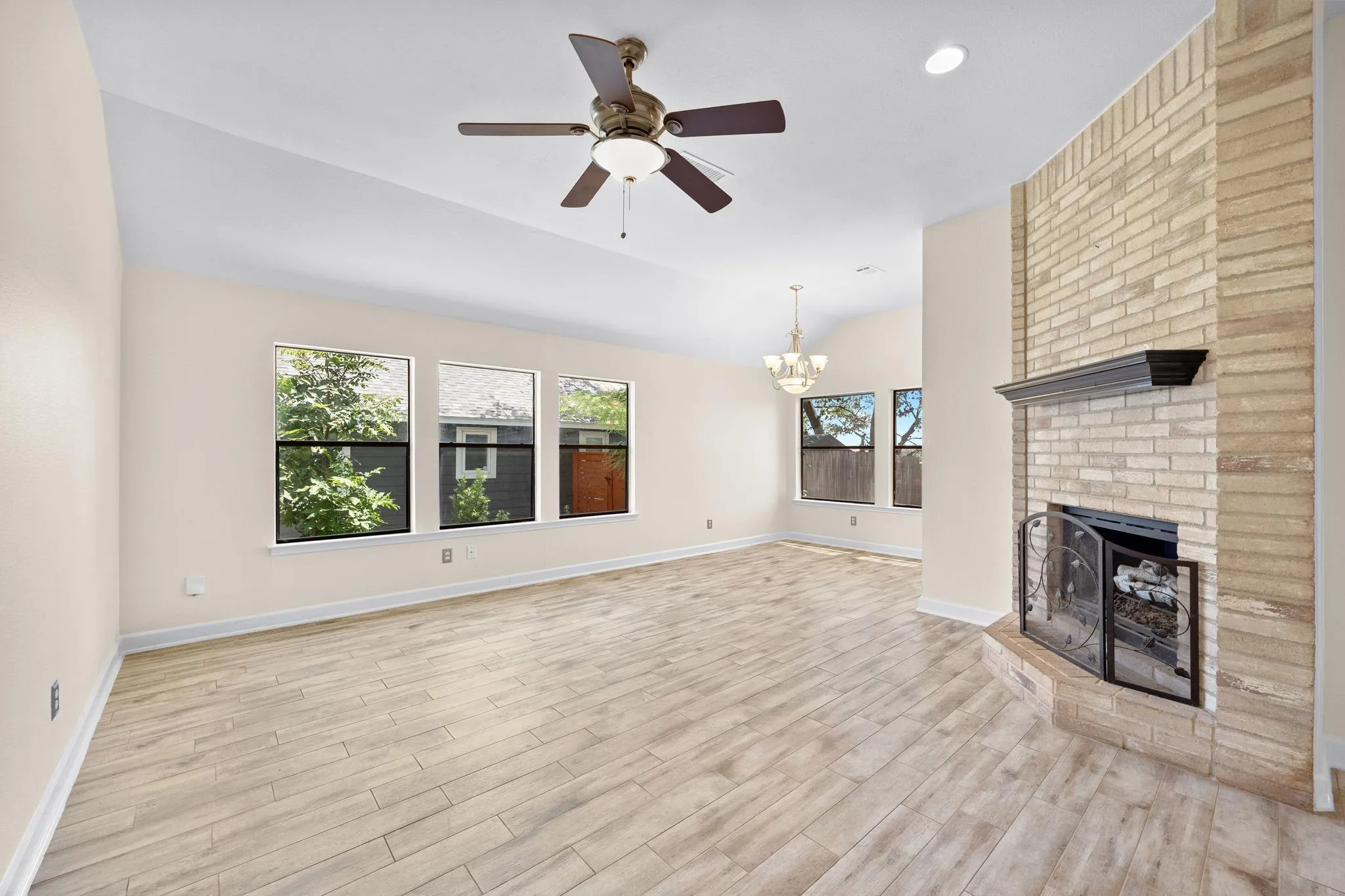 Photo 4 of 1511 LANTANA DR