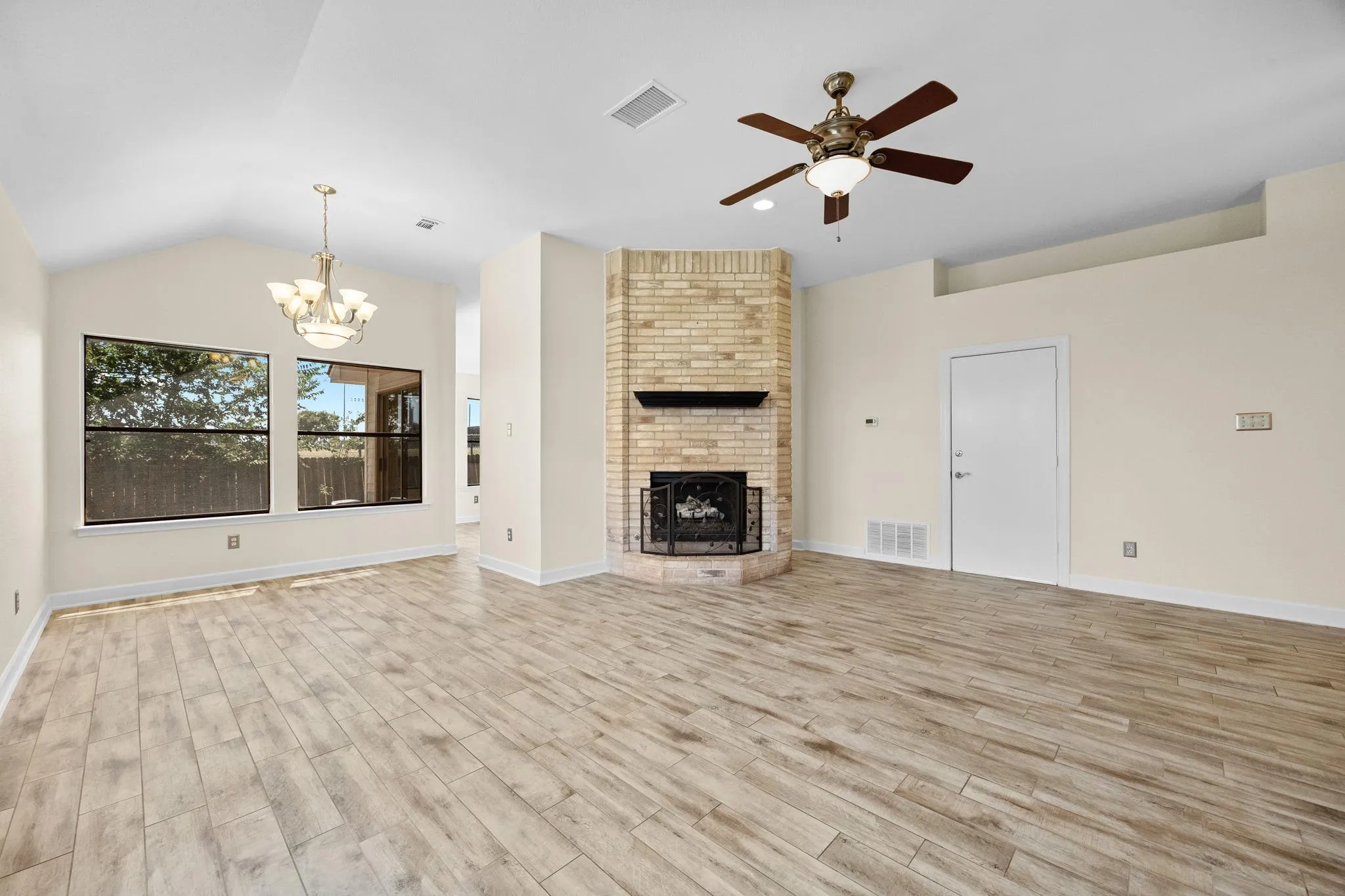Photo 5 of 1511 LANTANA DR