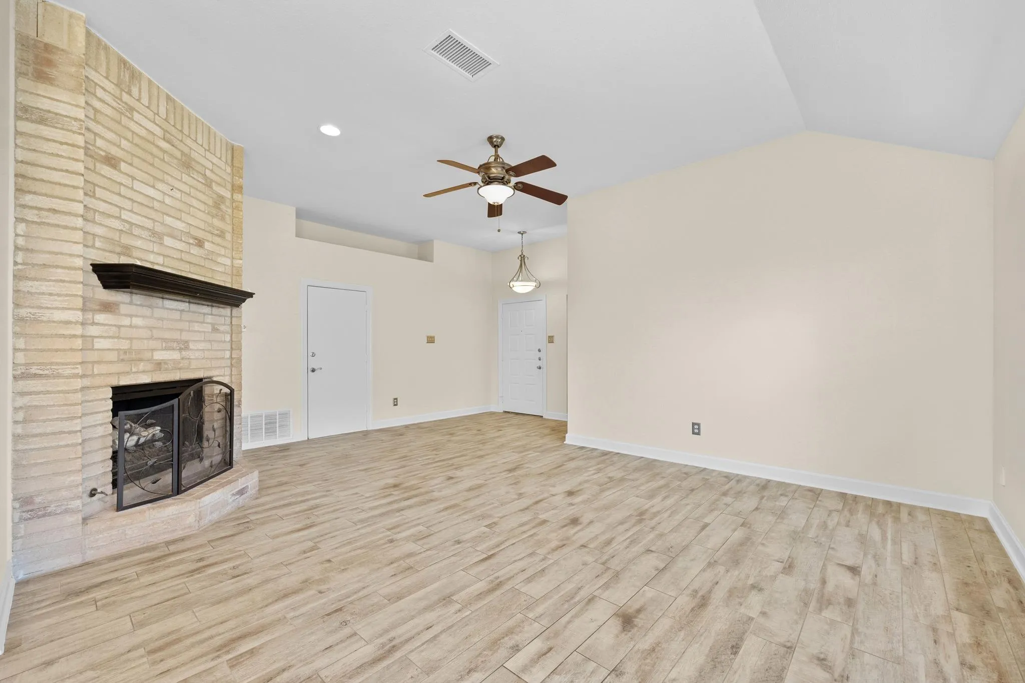 Photo 5 of 1511 LANTANA DR