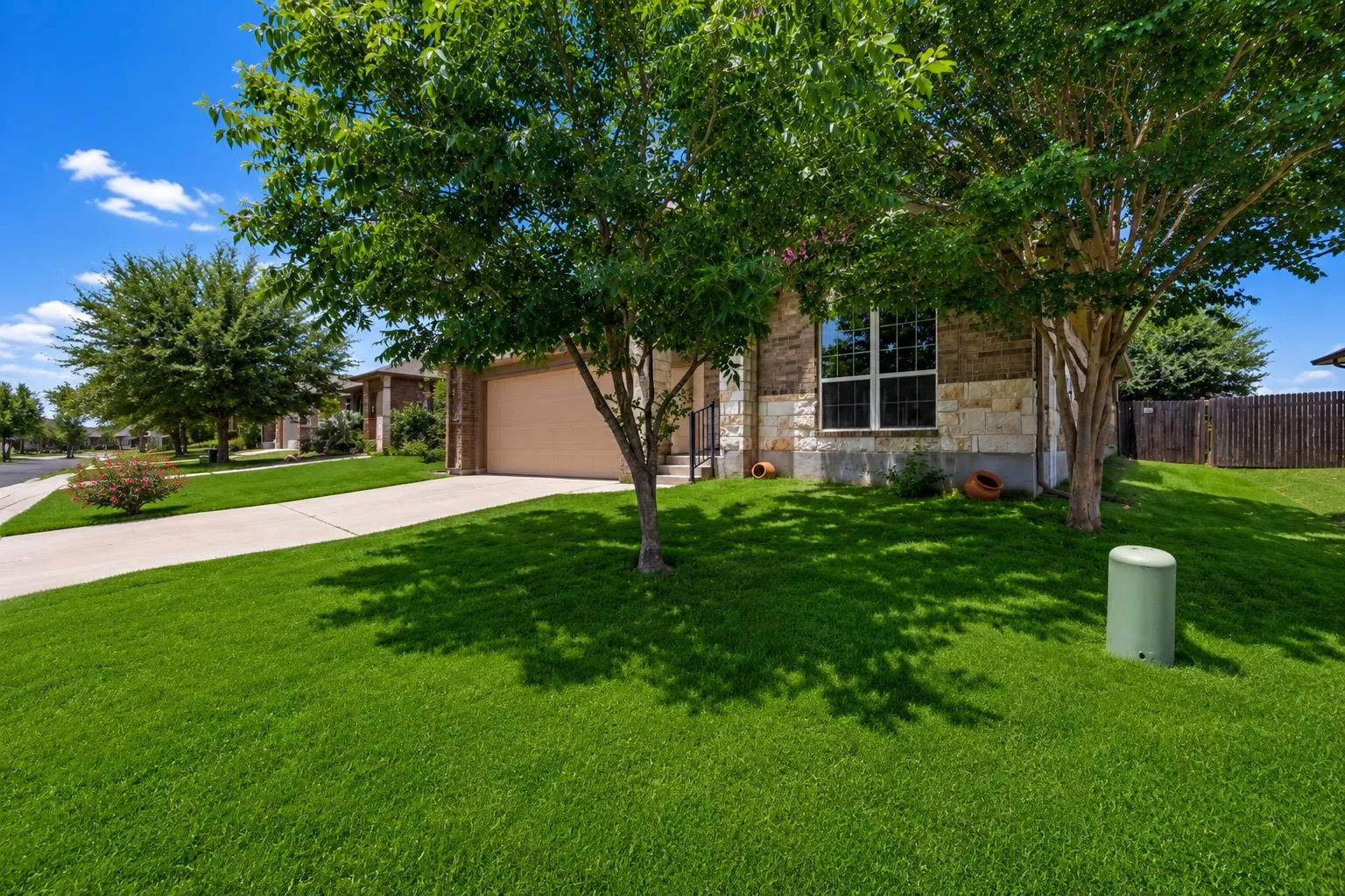 Photo 3 of 18717 LEIGH LN
