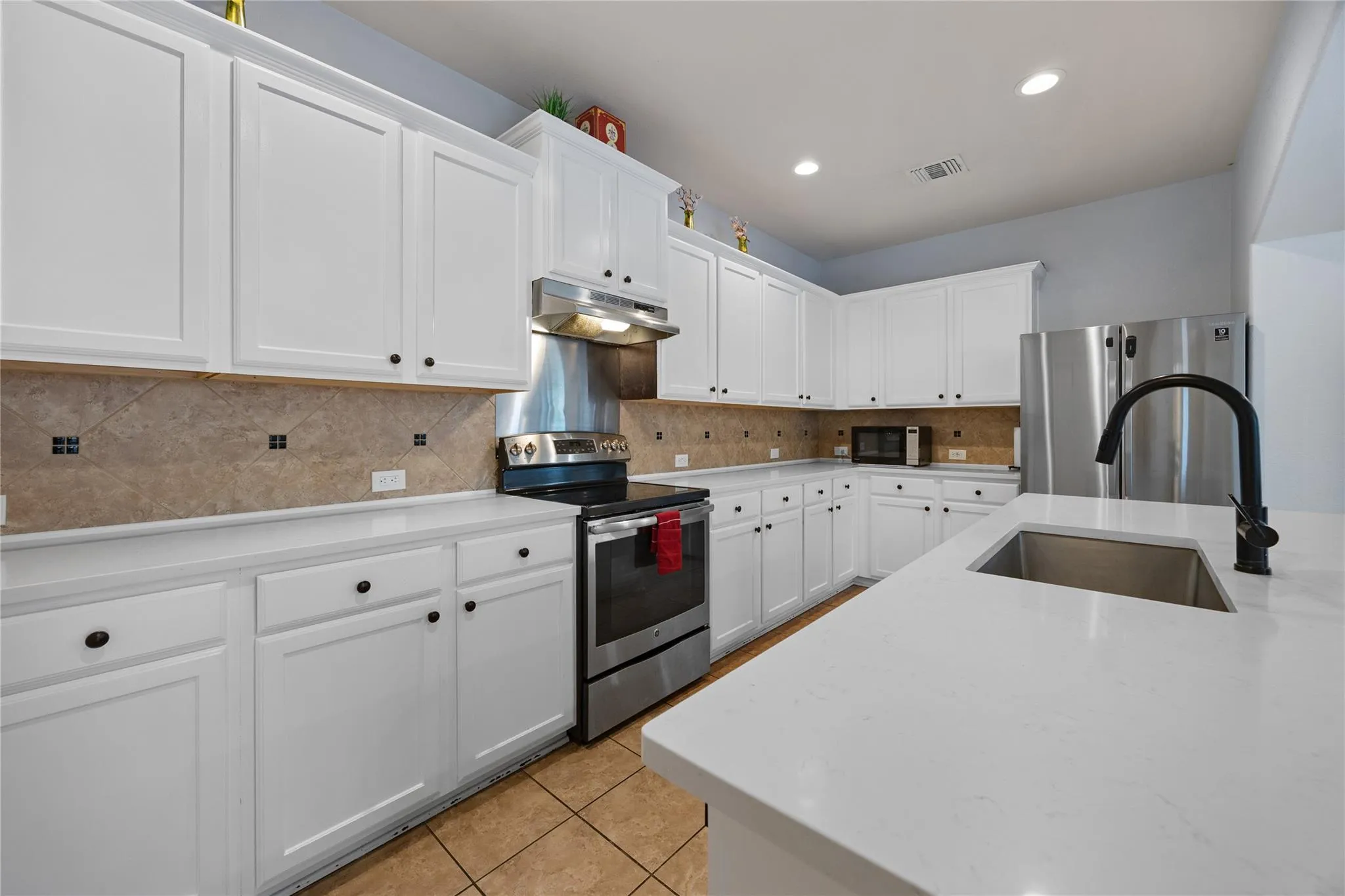 Photo 4 of 18717 LEIGH LN