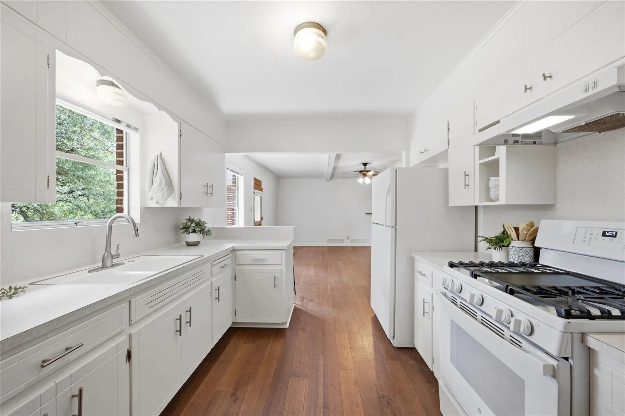 Photo 4 of 11605 N OAKS DR