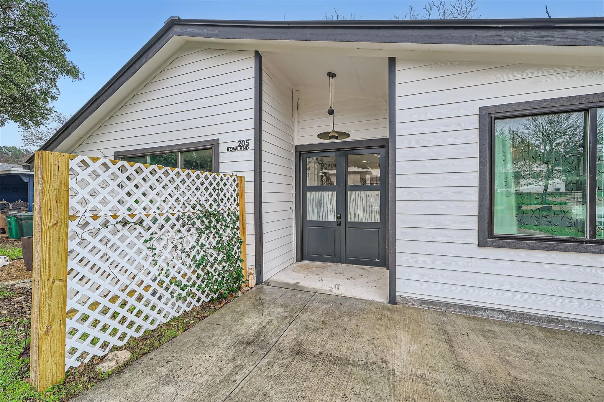 Photo 2 of 205 ROWLAND DR