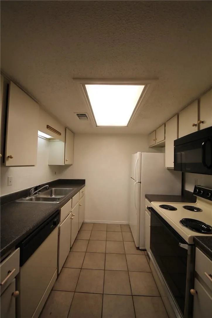 Photo 5 of 2401 LEON ST #200
