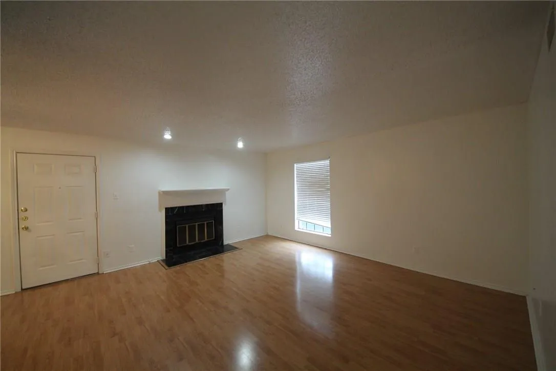 Photo 3 of 2401 LEON ST #200