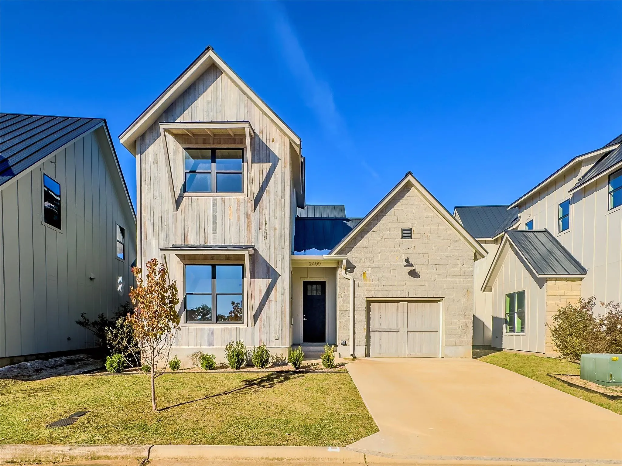 Photo 2 of 2400 BRUIN DR #27