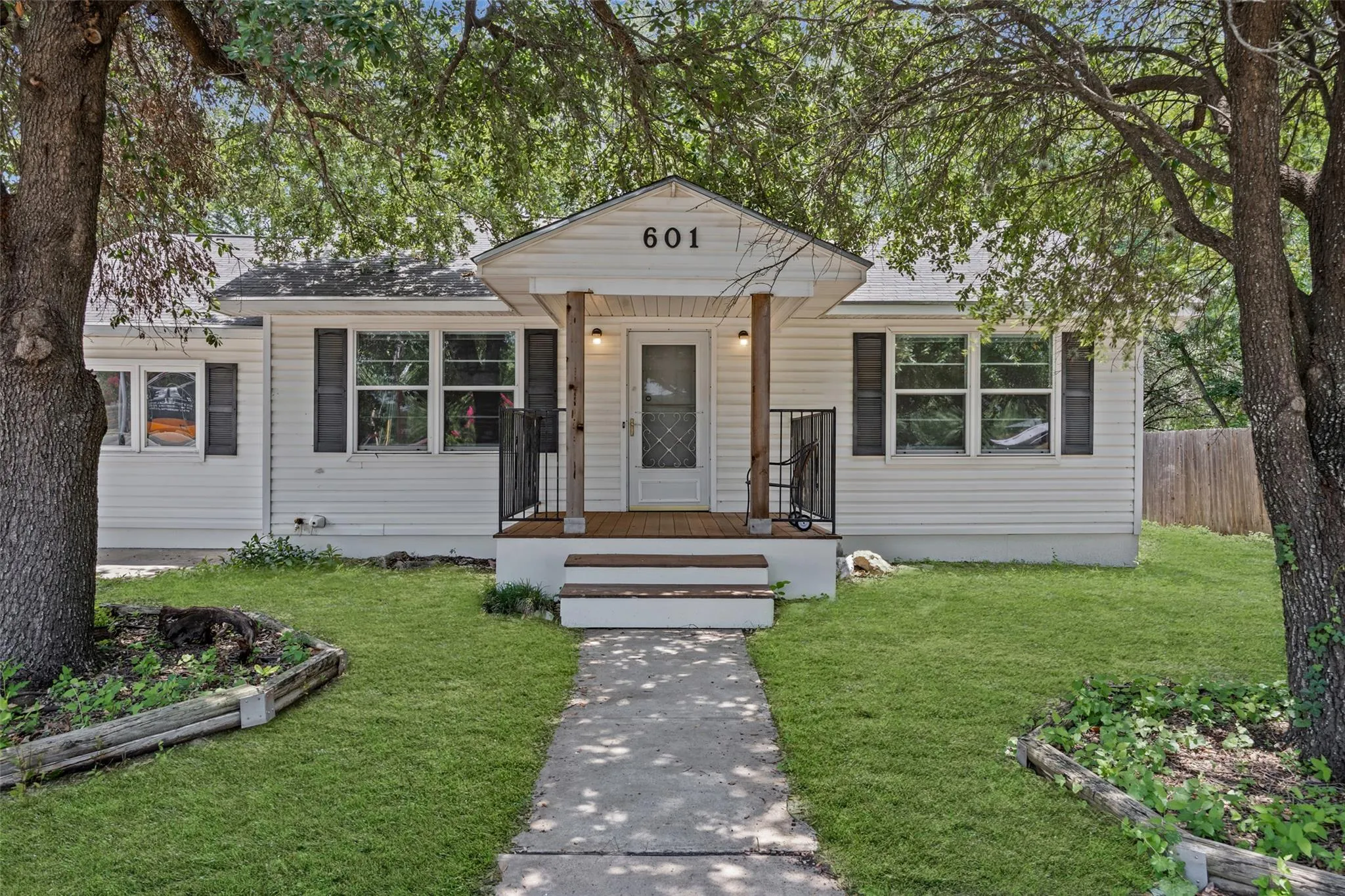 Photo 4 of 601 ZUNKER ST