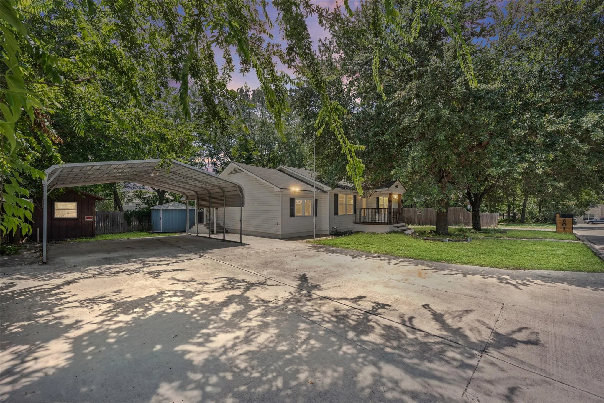 Photo 5 of 601 ZUNKER ST