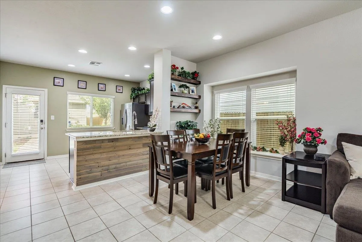Photo 4 of 151 FRIENDSHIP OAK DR