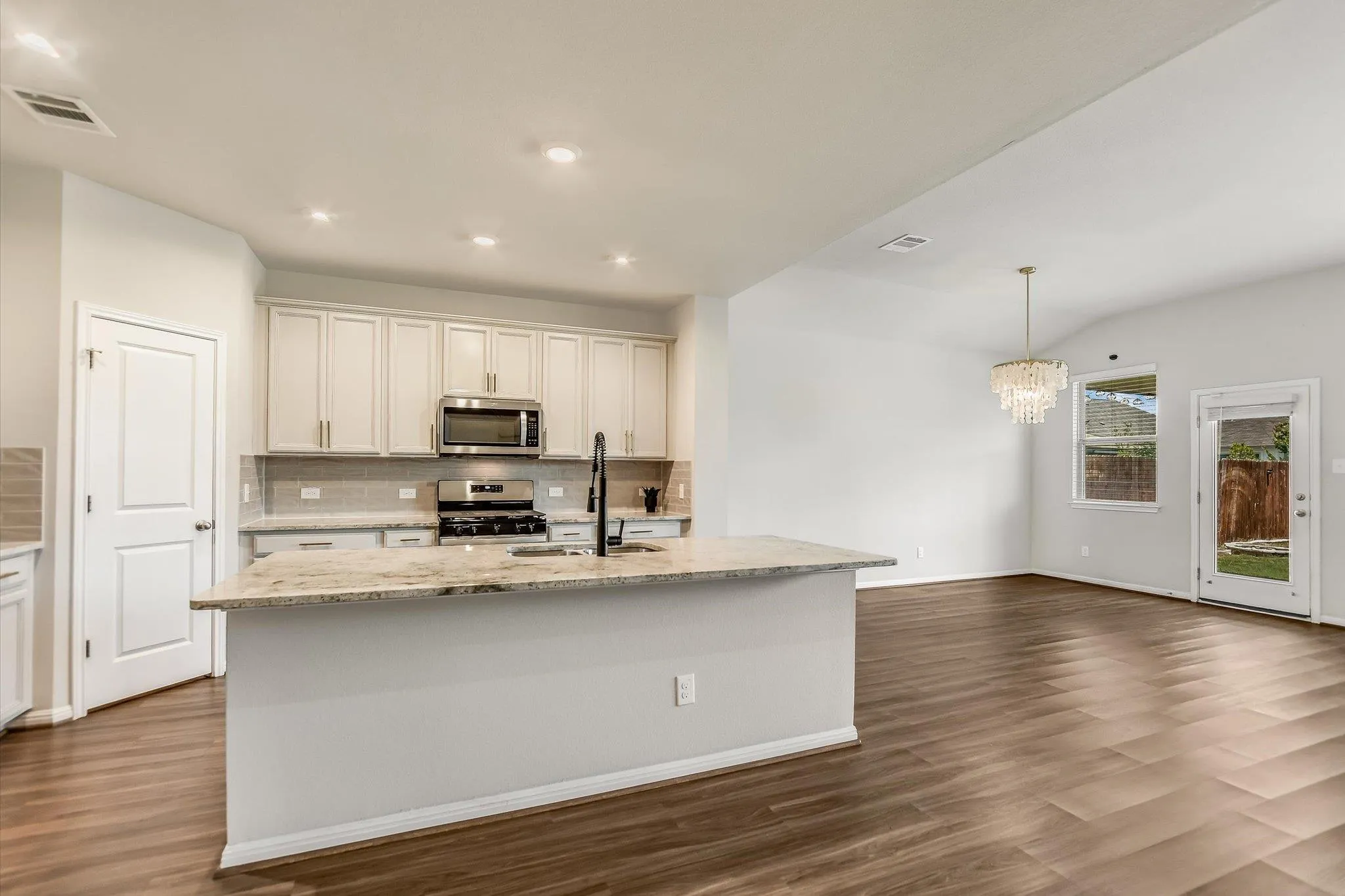Photo 3 of 17017 LATHROP AVE