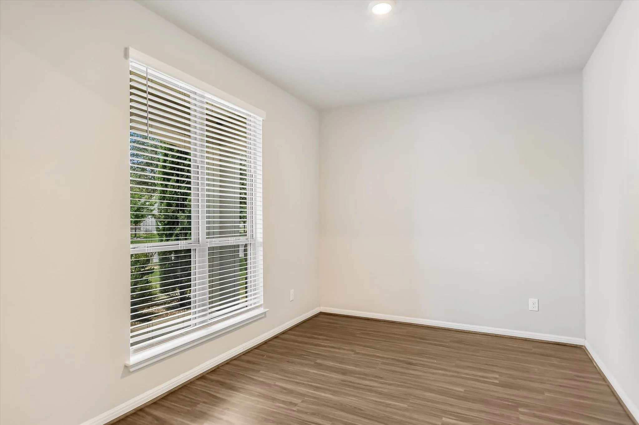 Photo 4 of 17017 LATHROP AVE