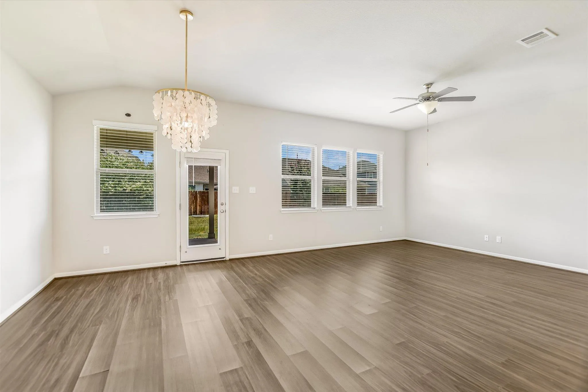 Photo 4 of 17017 LATHROP AVE