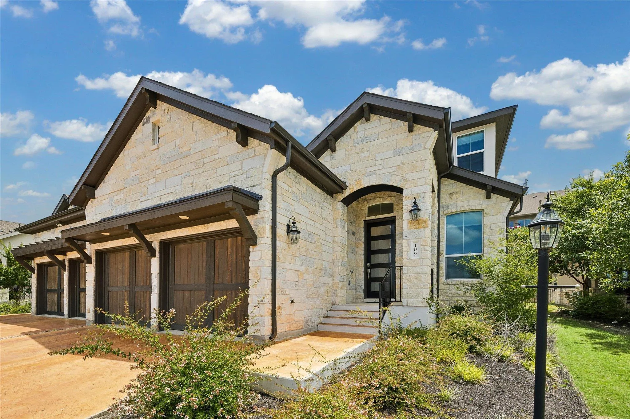 Photo of 109 BENETEAU DR, Austin, 78738