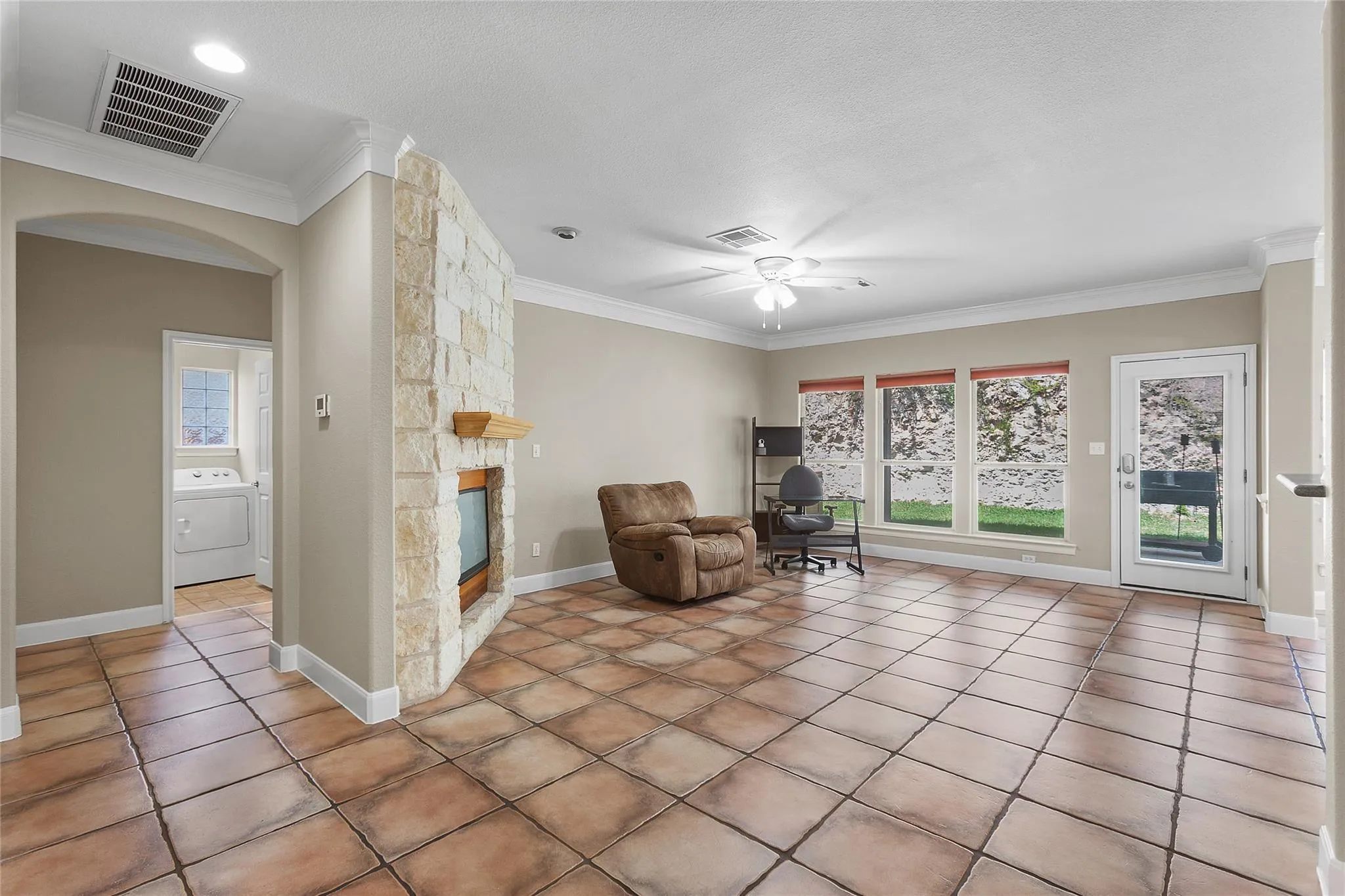 Photo 5 of 6914 THORNCLIFFE DR