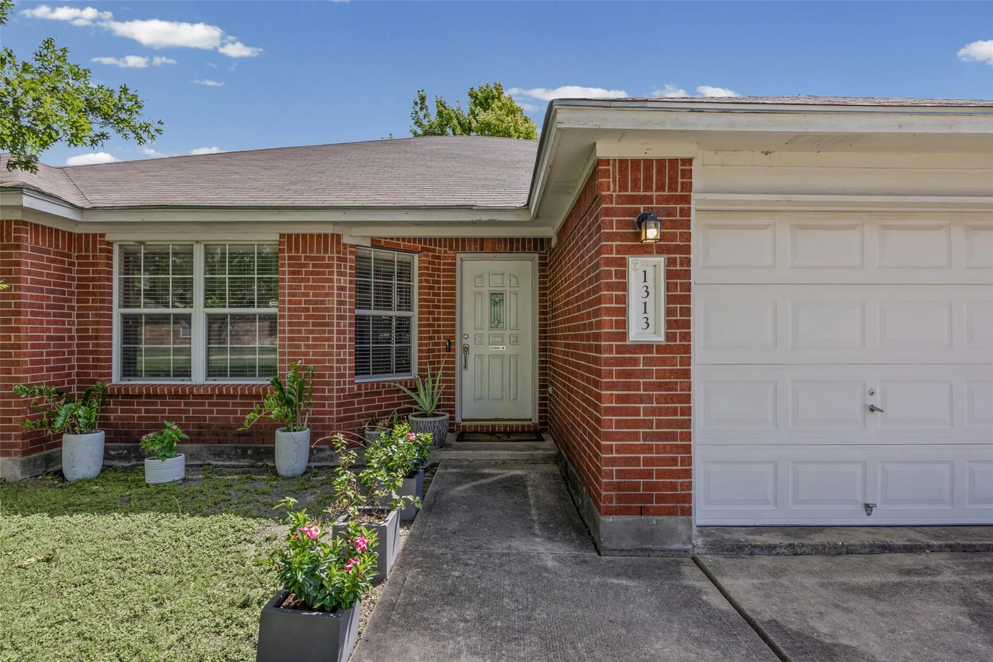 Photo of 1313 LAURELLEAF DR, Pflugerville, 78660