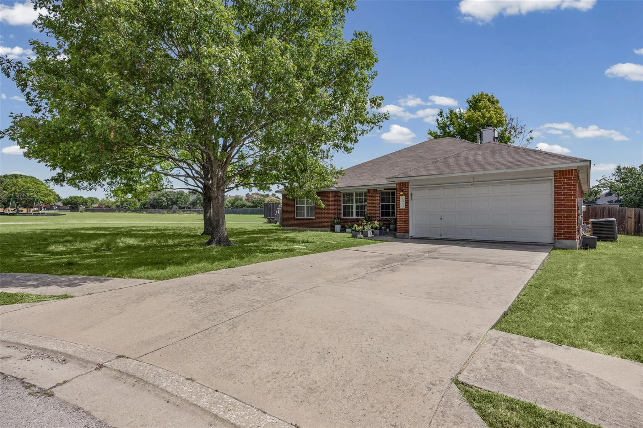 Photo 2 of 1313 LAURELLEAF DR