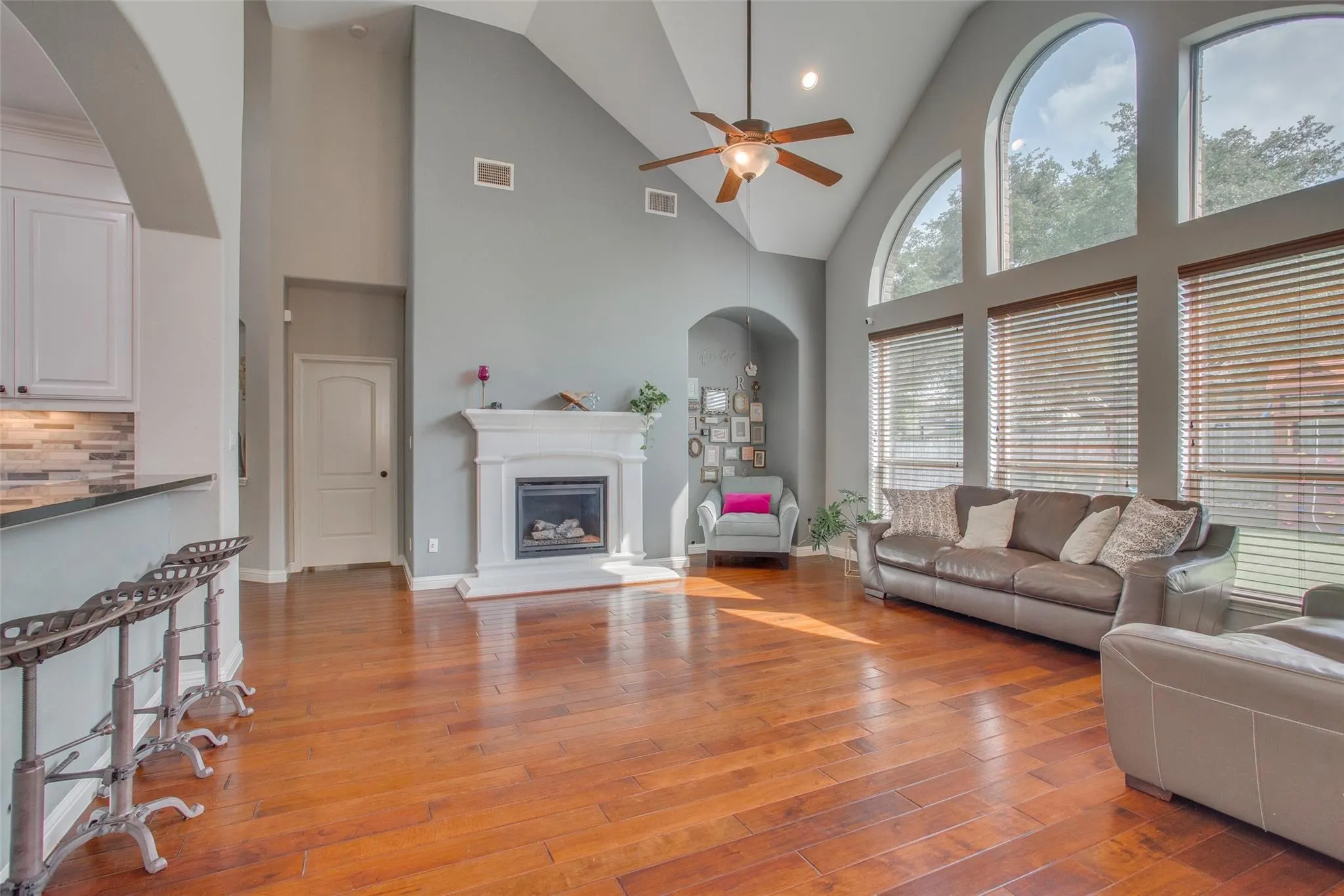 Photo 5 of 12221 MONTCLAIR BND