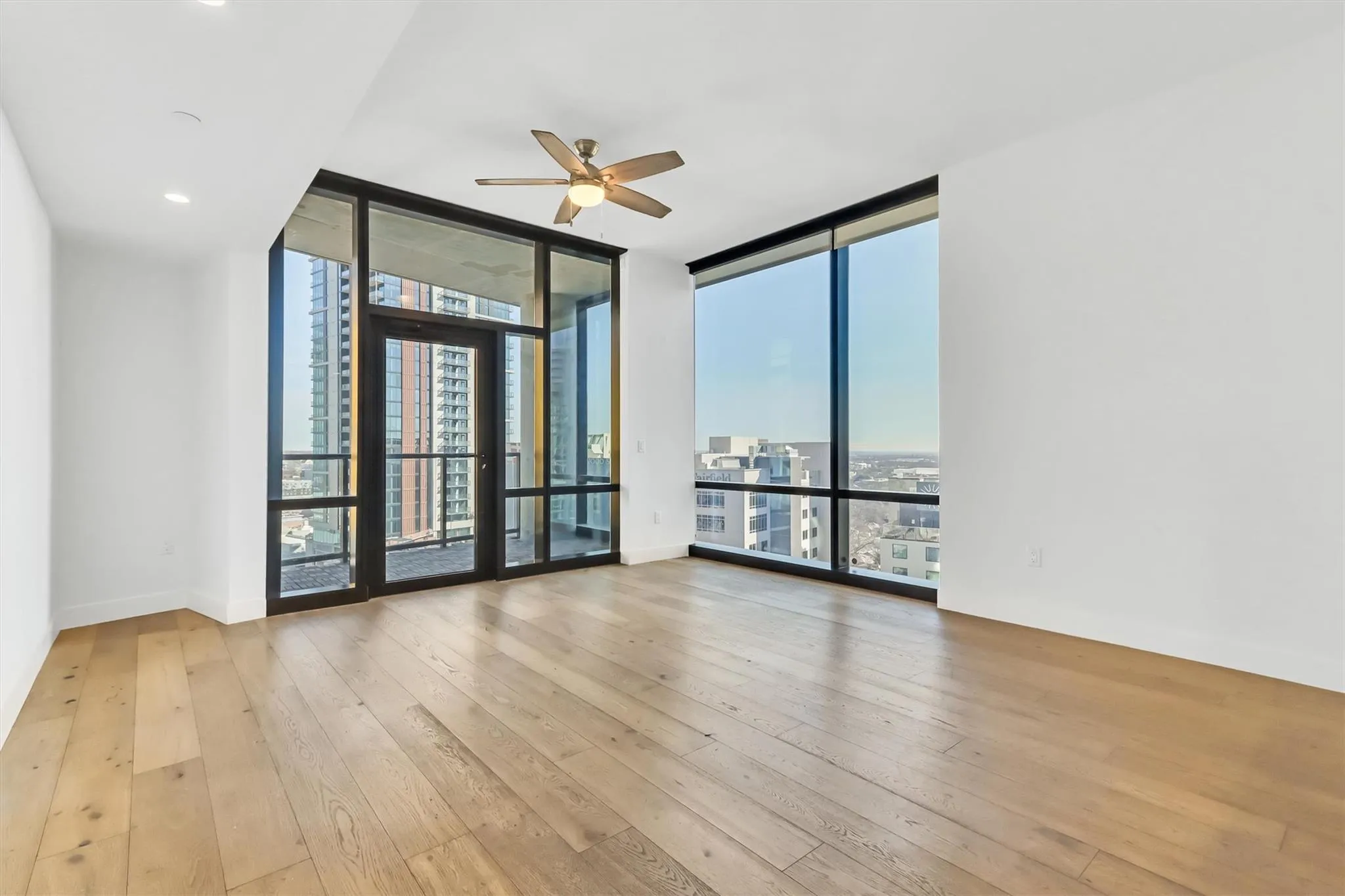 Photo 4 of 70 RAINEY ST #1607