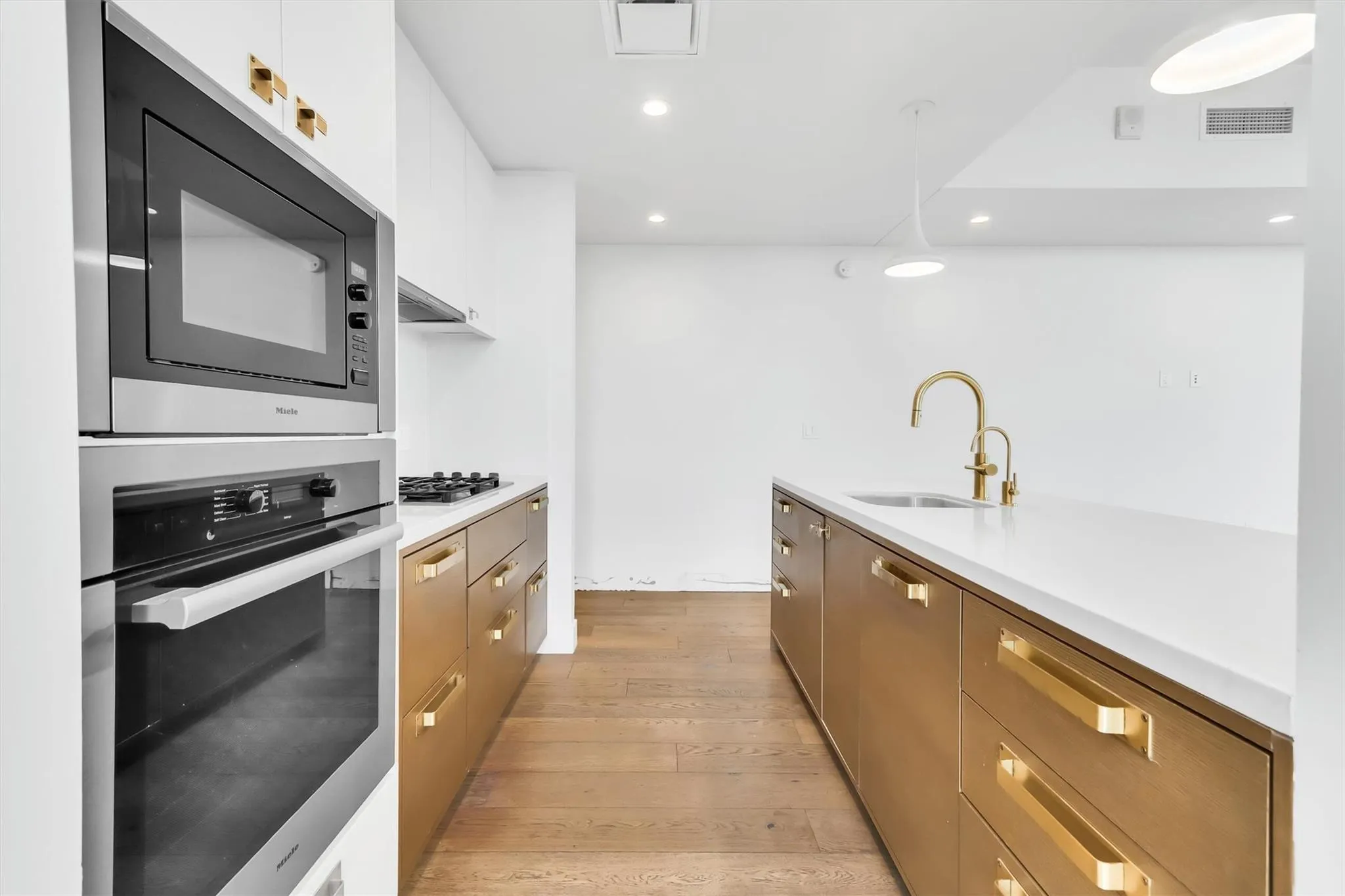 Photo 5 of 70 RAINEY ST #1607