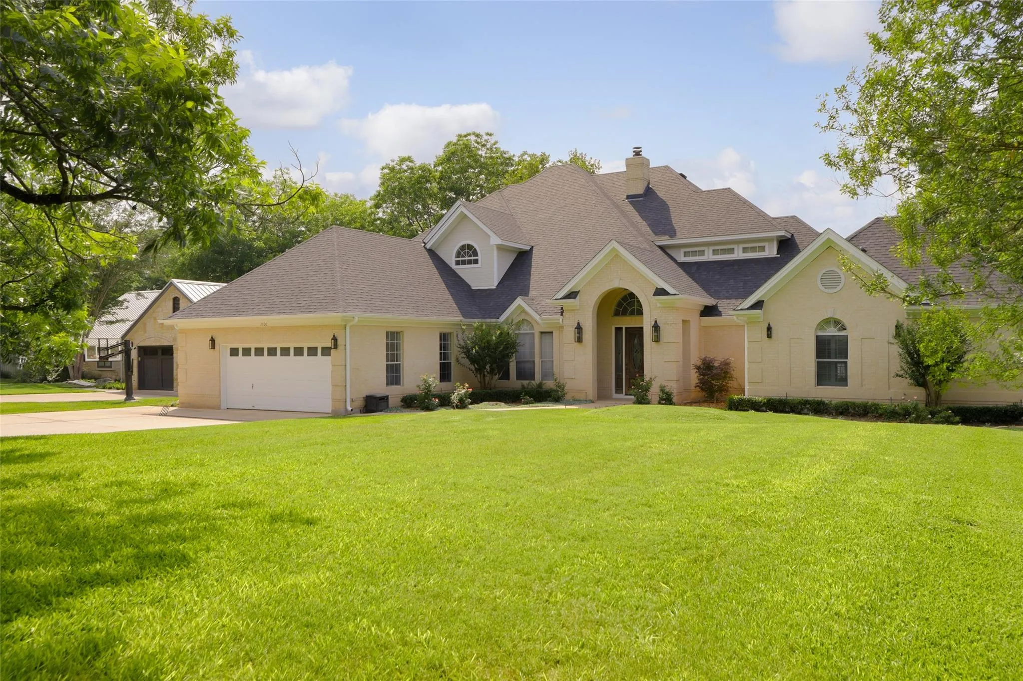 Photo 2 of 3100 RIVERCREST DR