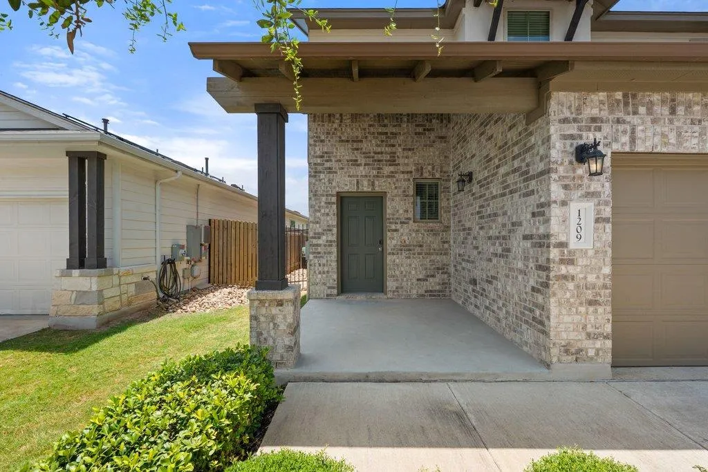 Photo 4 of 1209 FALCONER WAY