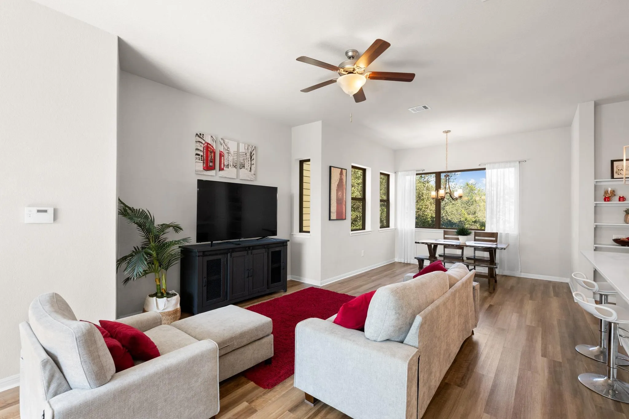 Photo 4 of 5315 LA CROSSE AVE #1