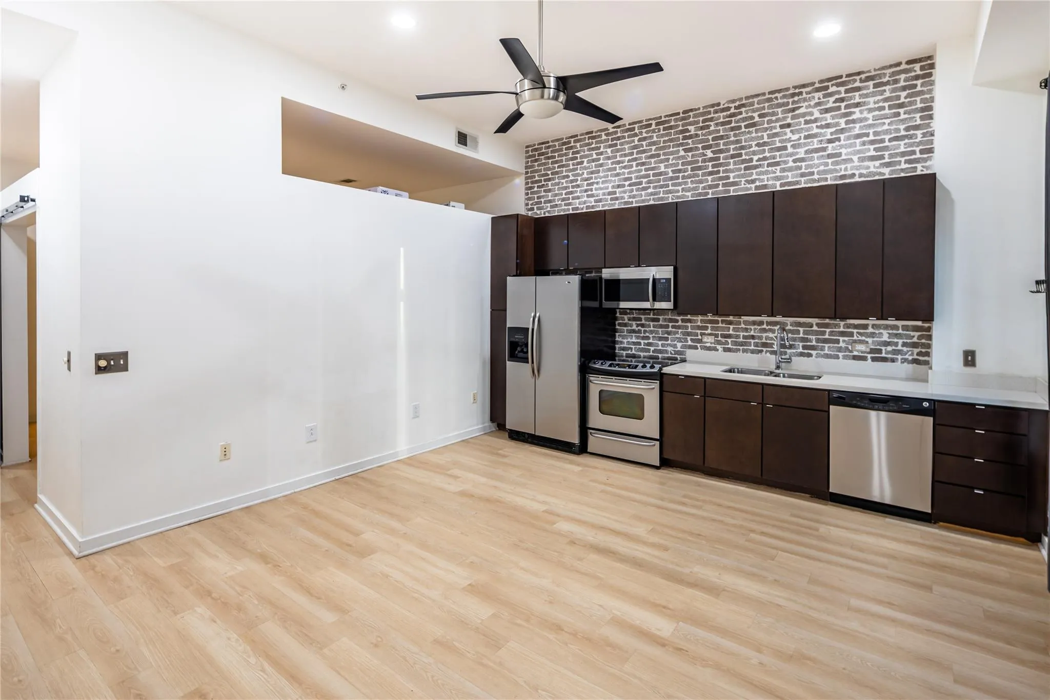 Photo 3 of 507 SABINE ST #404