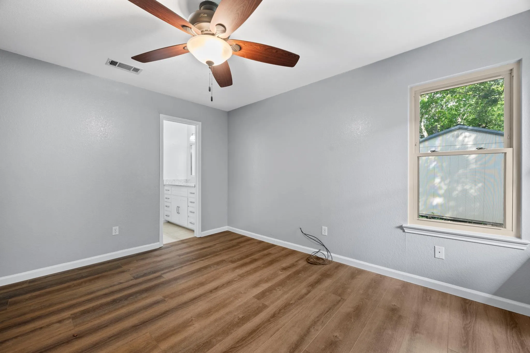 Photo 5 of 16308 PARKWAY DR