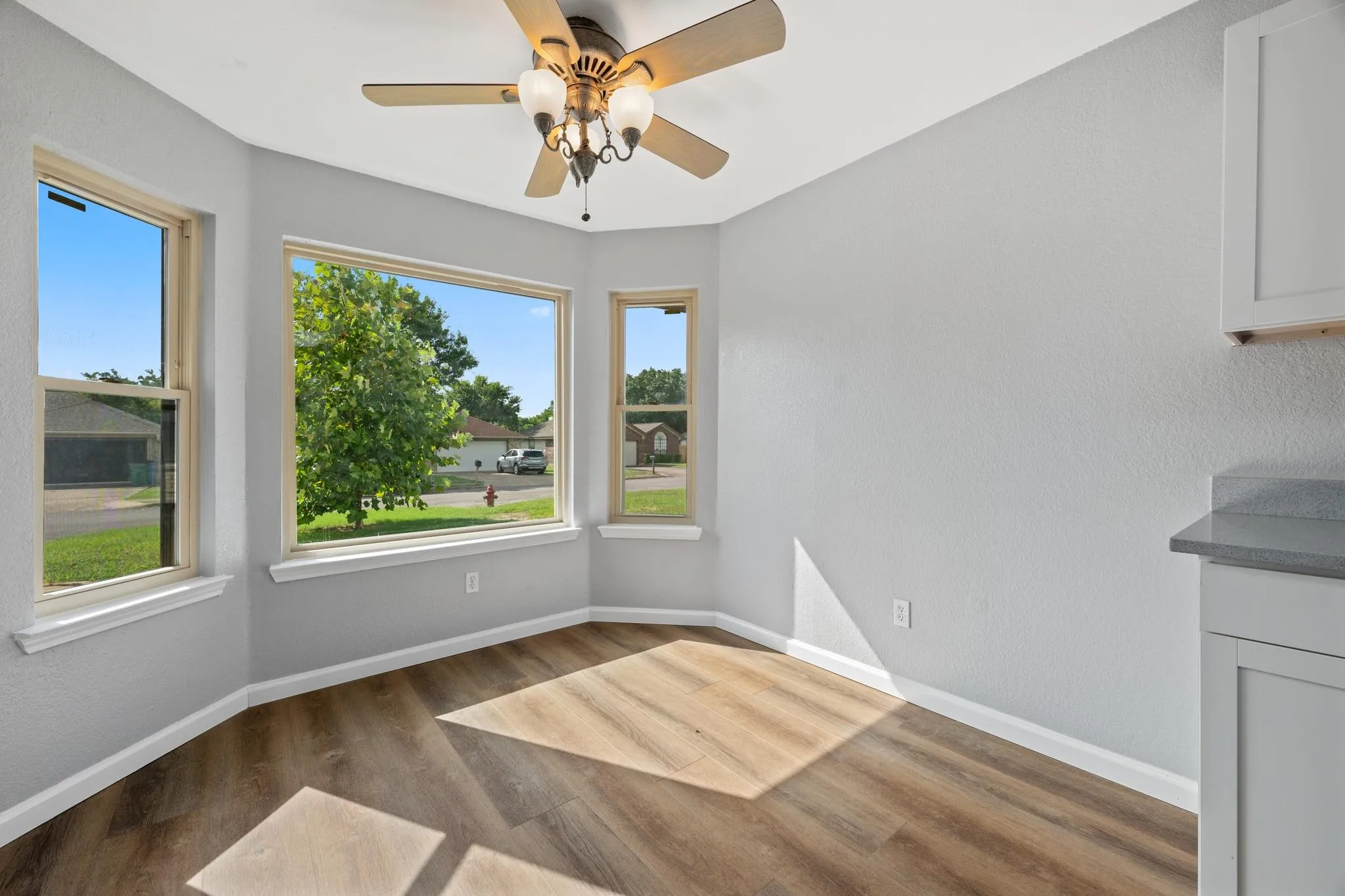 Photo 5 of 16308 PARKWAY DR