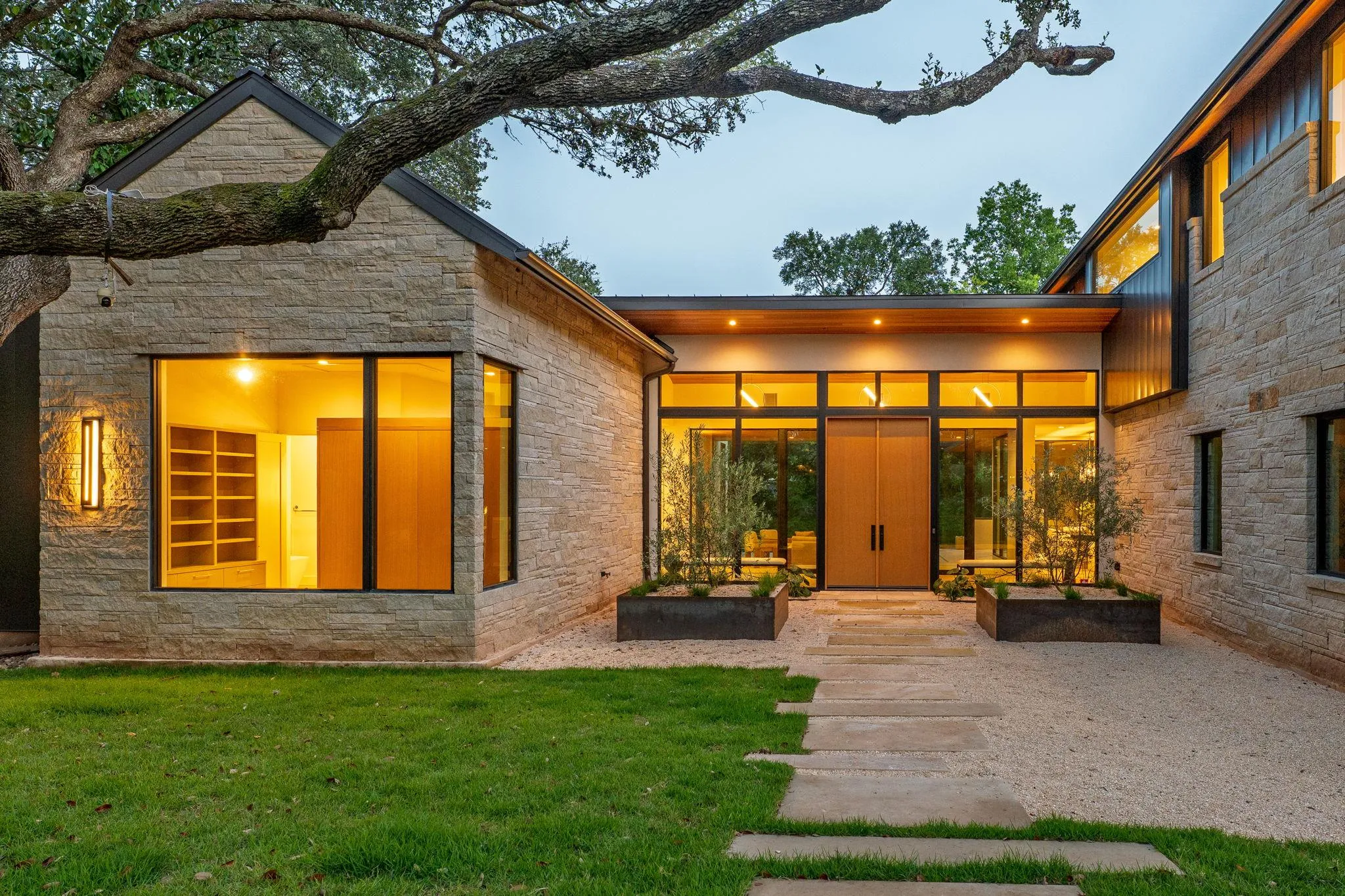 Photo of 405 HONEYCOMB RDG, Austin, 78746
